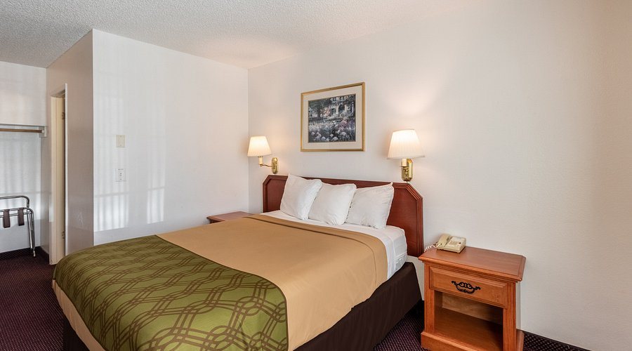 Rodeway Inn Suites Portland Jantzen Beach — Guest room
