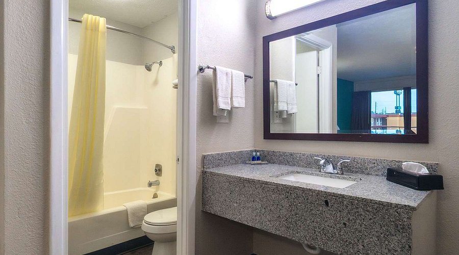 Rodeway Inn Suites — Bathroom