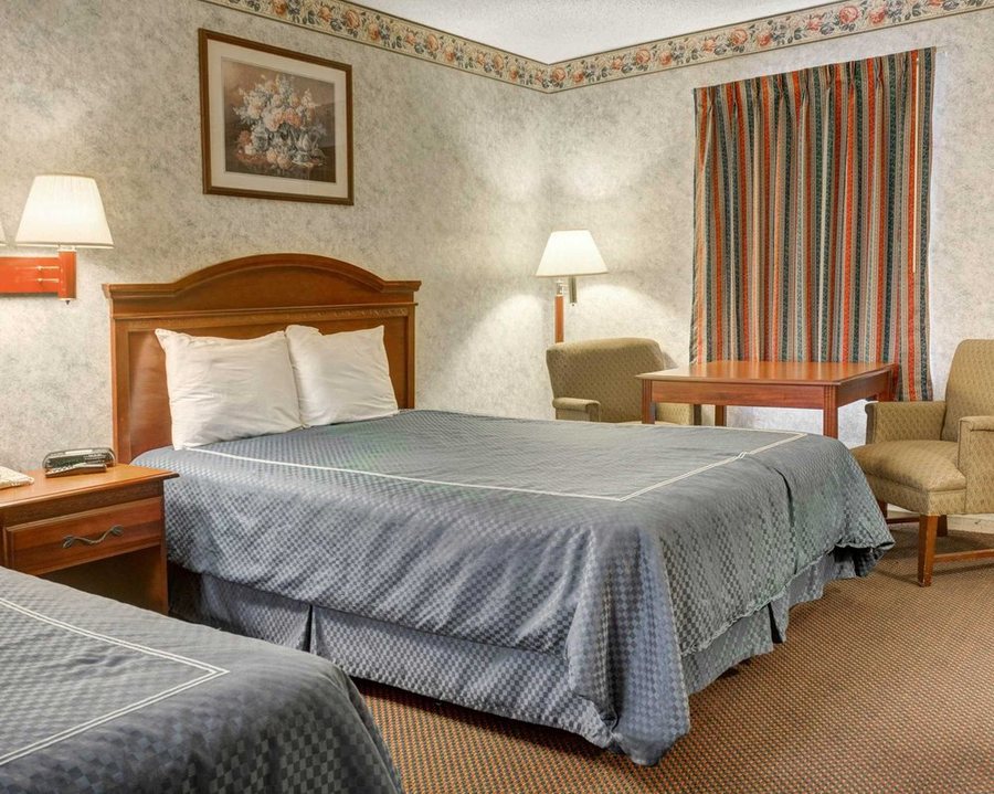 Rodeway Inn Suites — Guest room