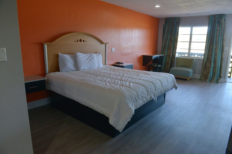 Rodeway Inn Suites — Guest room