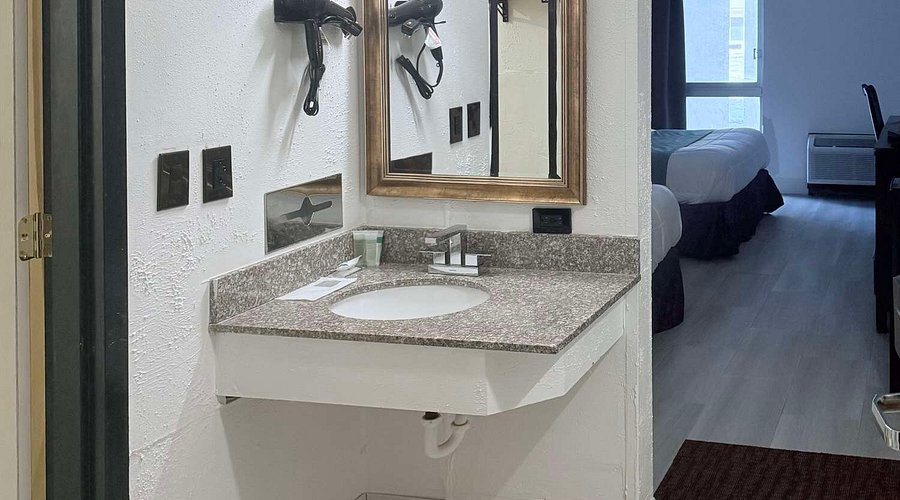 Rodeway Inn — Bathroom