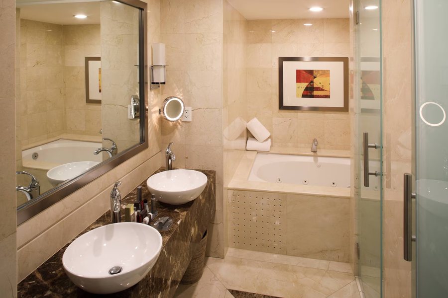 Rodona Hotel — Bathroom
