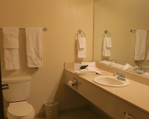 Rolling Hills Lodge — Bathroom