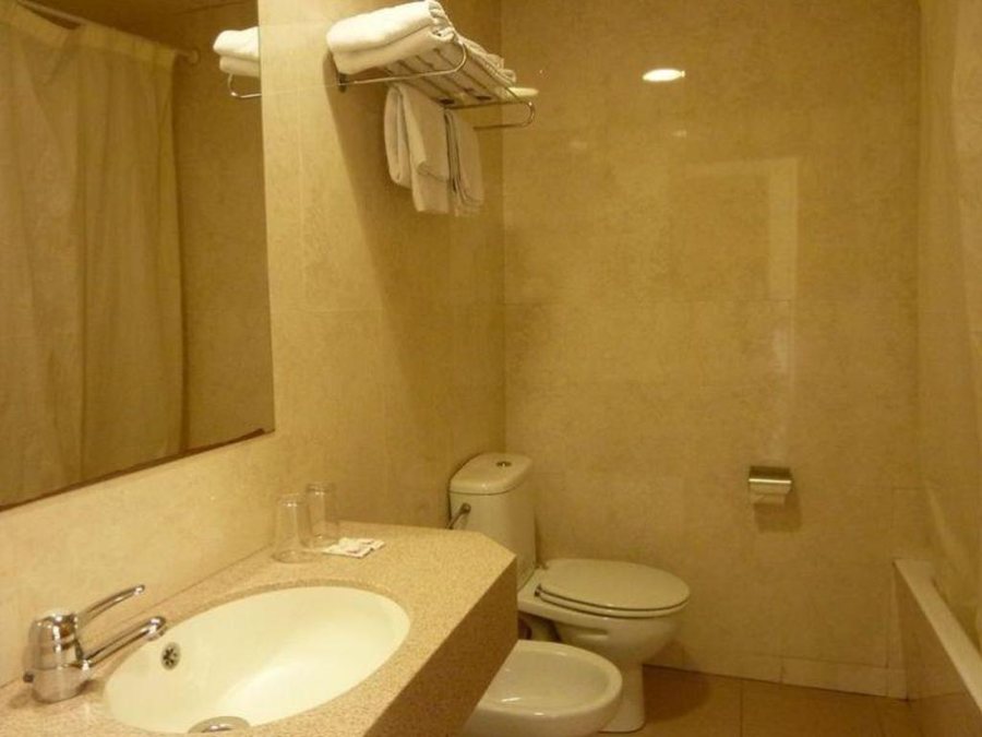 Roma Reial Hotel Barcelona Catalonia — Bathroom