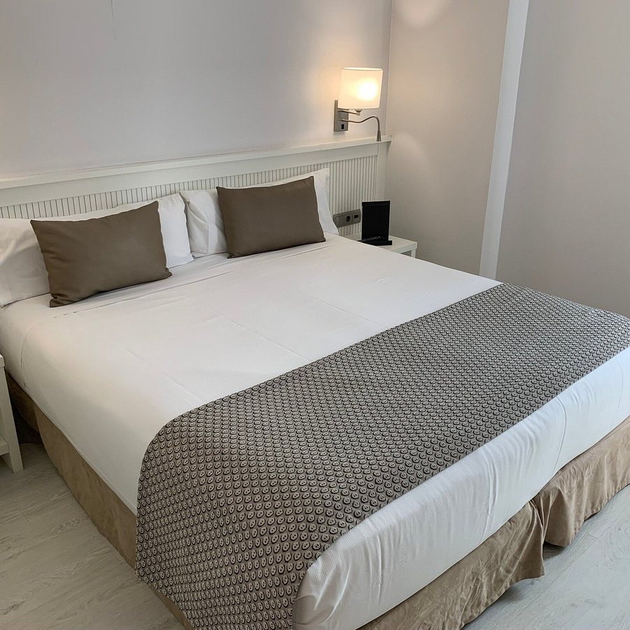 Roma Reial Hotel Barcelona Catalonia — Guest room