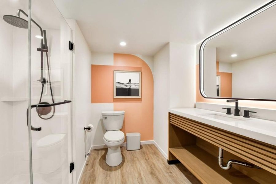 Romer House Waikiki — Bathroom