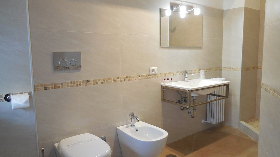 Romoli Hotel — Bathroom