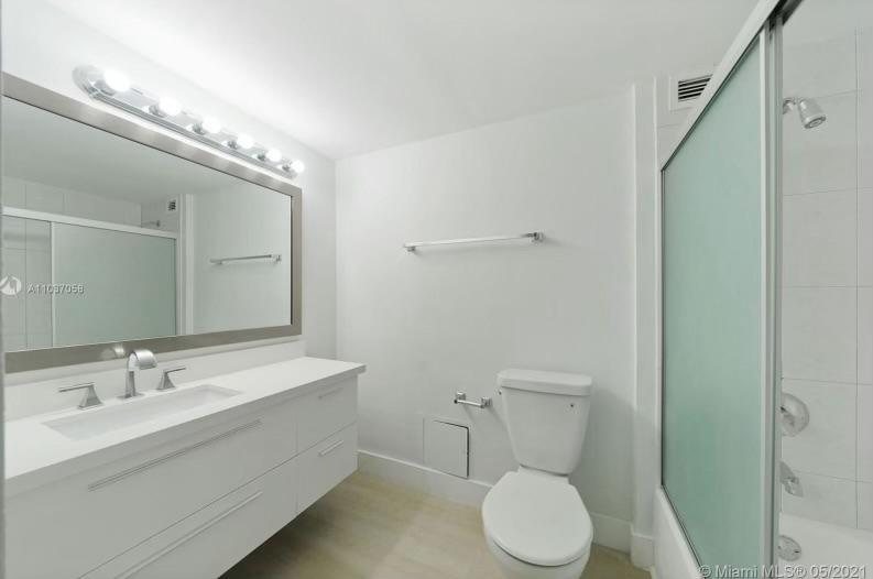 Roney Palace Condominium Miami Beach Florida — Bathroom
