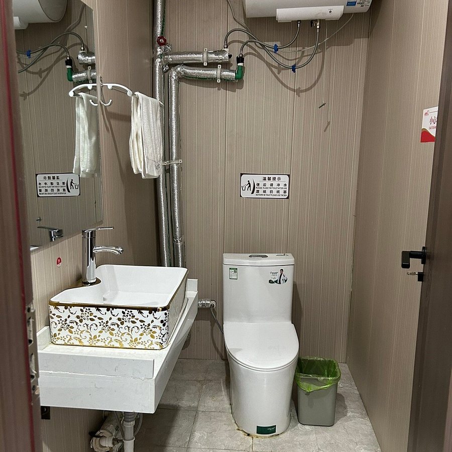 Rongbuk Monastery Guesthouse — Bathroom