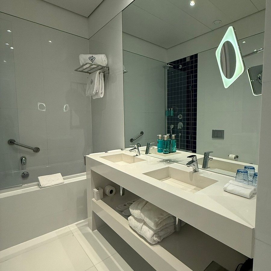 Room Lisboa — Bathroom