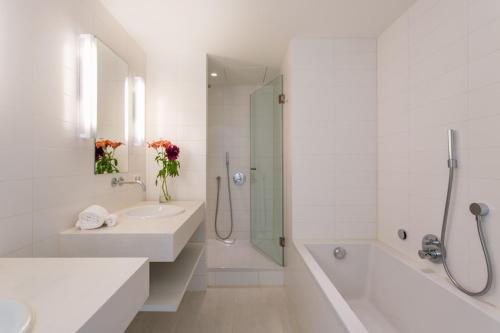 Room Mate Aitana — Bathroom
