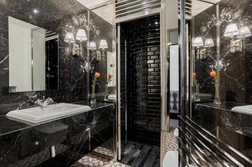 Room Mate Anna Barcelona Catalonia — Bathroom
