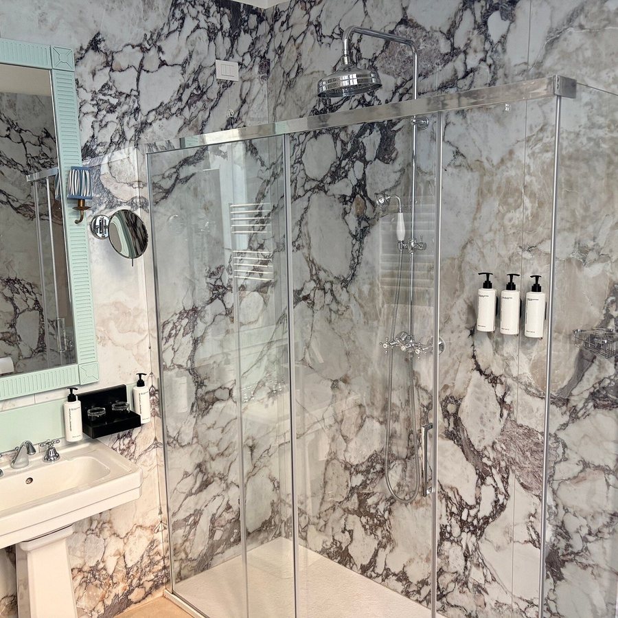 Room Mate Isabella — Bathroom