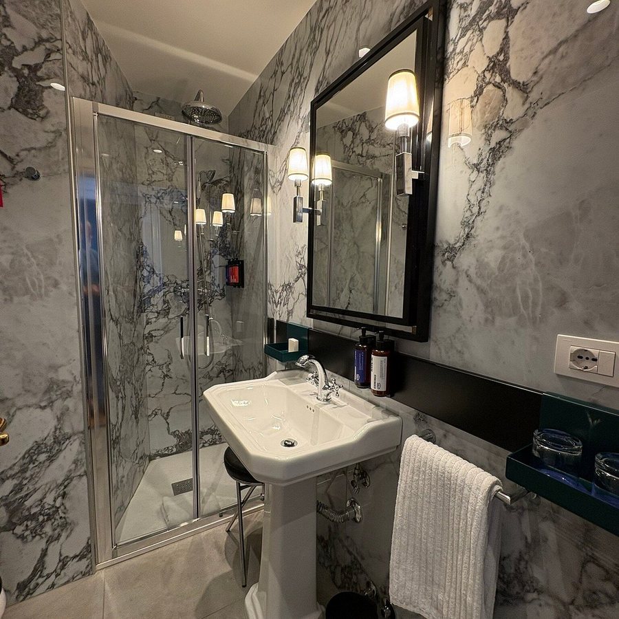 Room Mate Luca — Bathroom