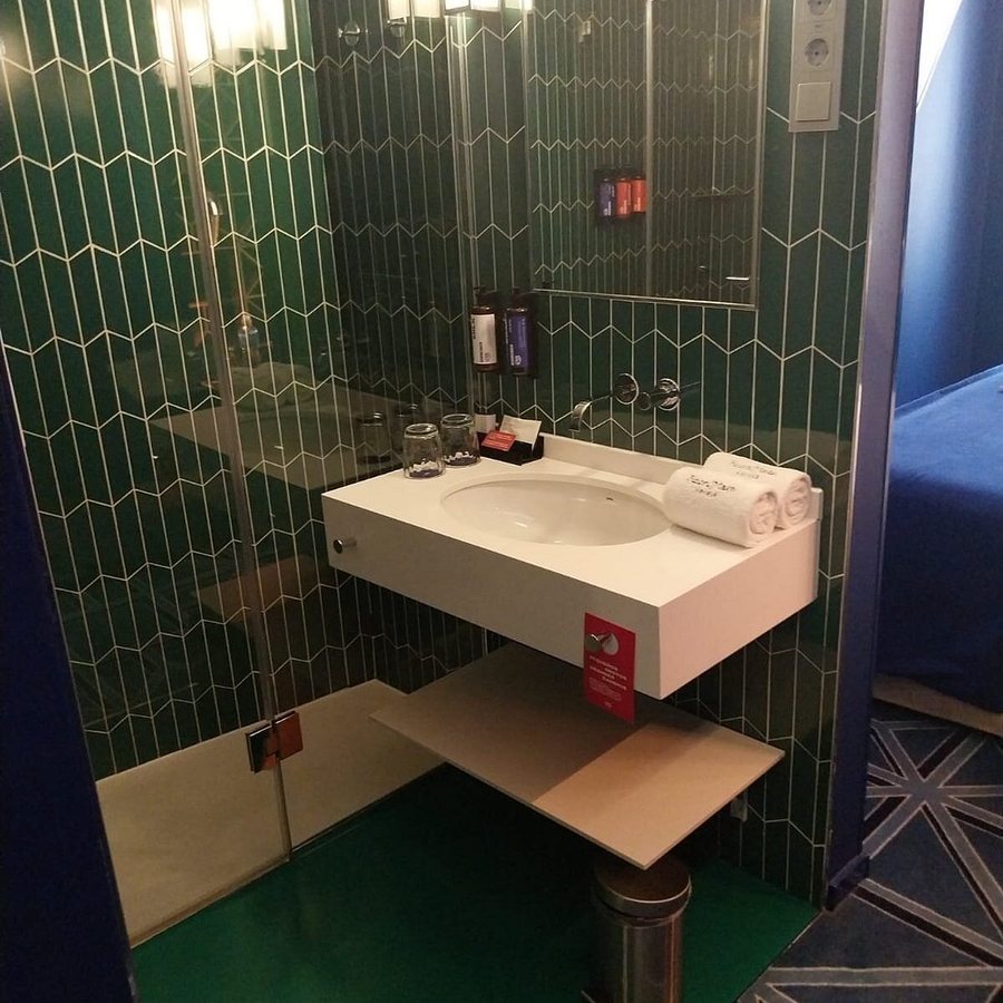 Room Mate Macarena Gran Via — Bathroom