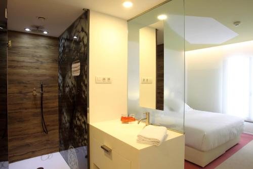 Room Mate Pau Barcelona Catalonia — Bathroom