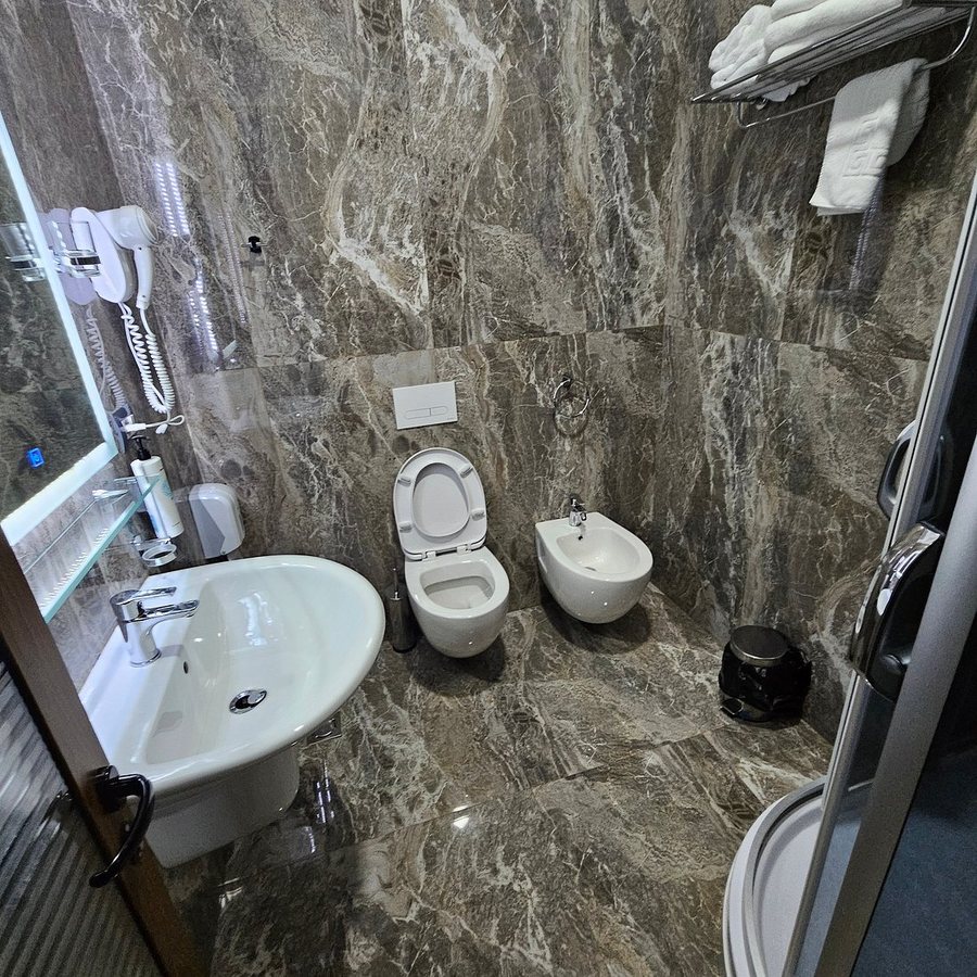 Rooms Restaurant Emiliano — Bathroom