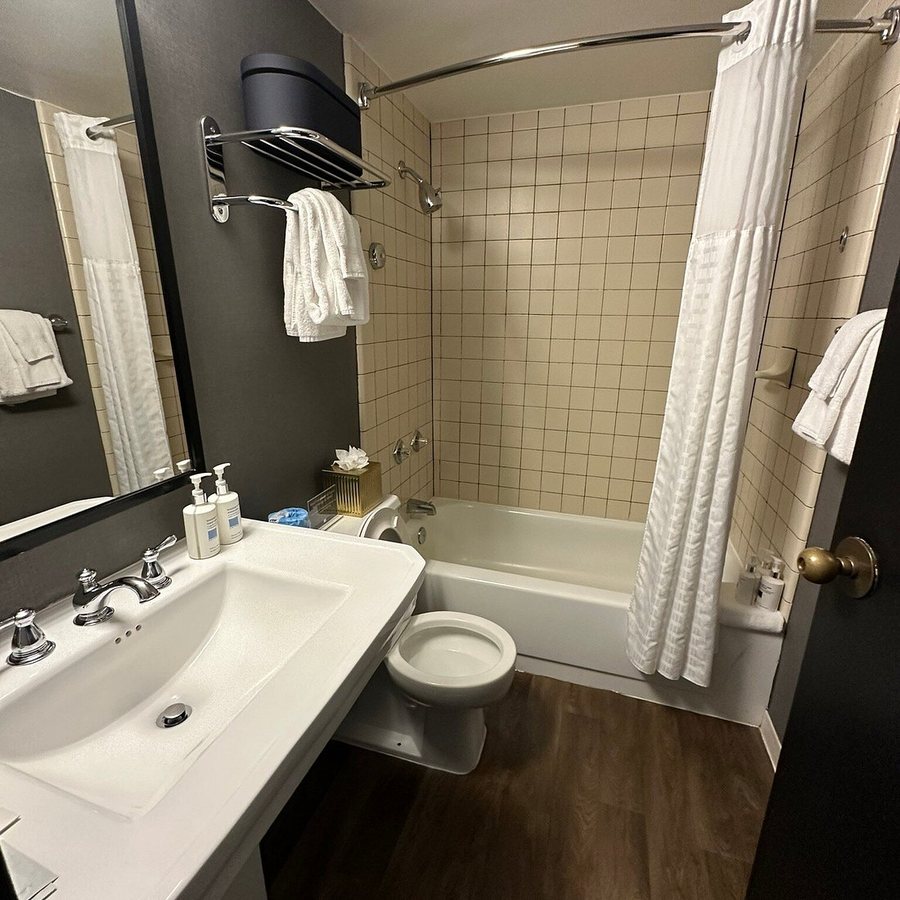 Roomza Inner Harbor At Lord Baltimore — Bathroom