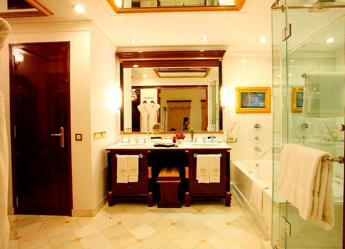 Roop Garh Palace — Bathroom