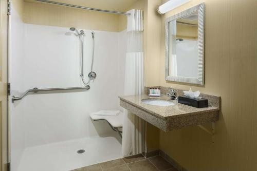 Roosevelt Grand Dakota SureStay Collection By Best Western — Bathroom