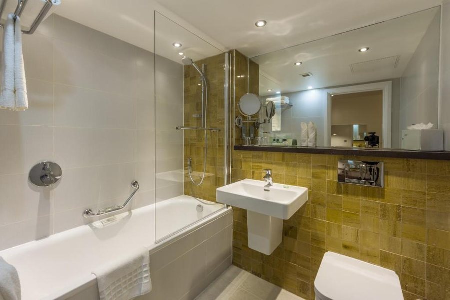 Roosevelt Inn Suites — Bathroom