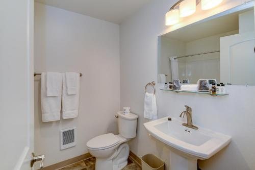 Roosevelt Lodge Cabins — Bathroom
