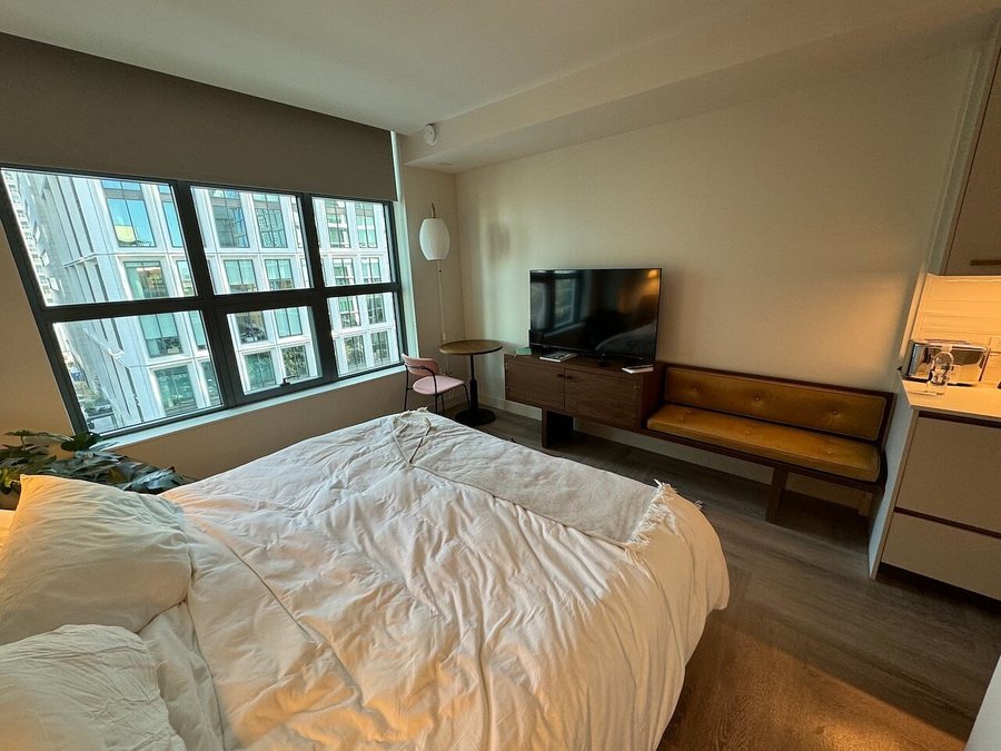 ROOST Tampa — Guest room