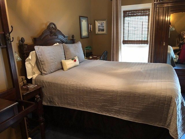 Roots Inn Kitchen — Guest room