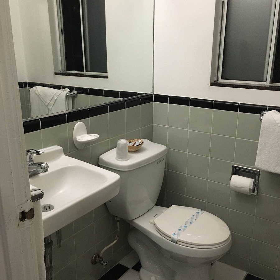 Rose Bowl Motel Los Angeles California — Bathroom