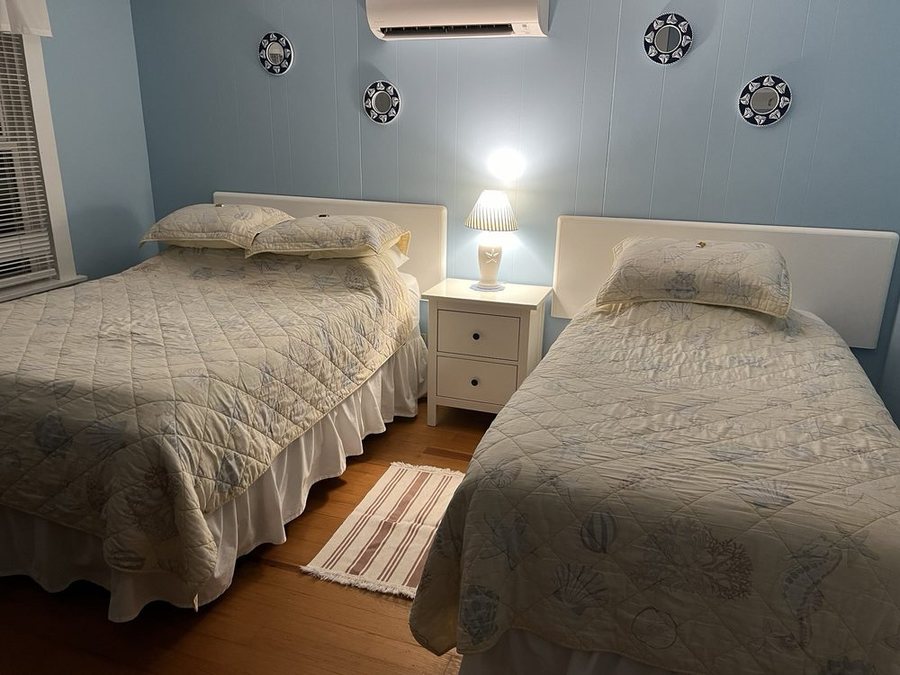 Rose Eden Cottages — Guest room