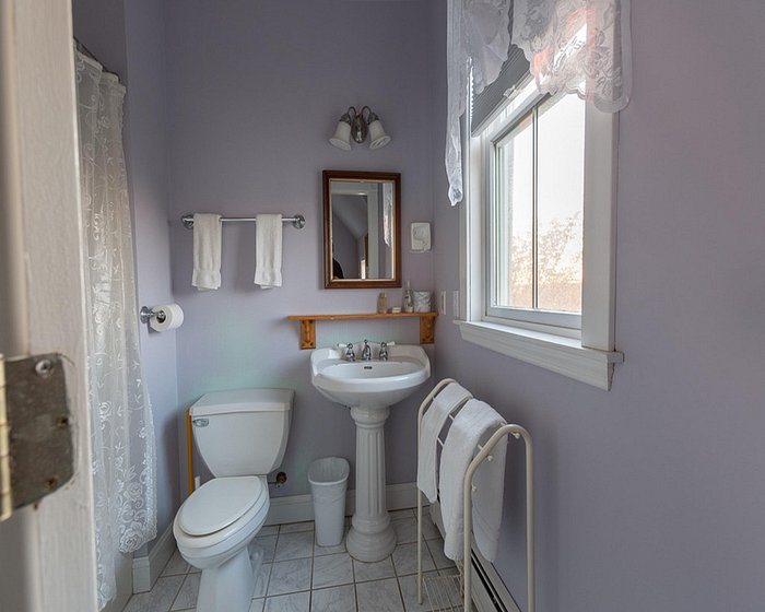 Rose Farm Inn — Bathroom