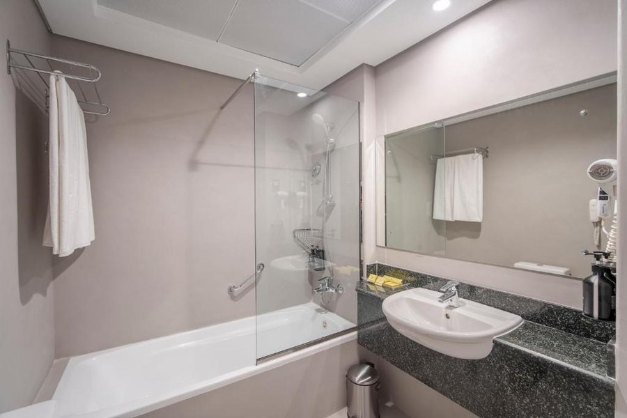 Rose Garden Hotel Apartments Bur Dubai — Bathroom