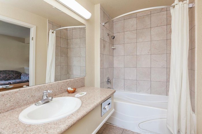 Rose Garden Inn — Bathroom
