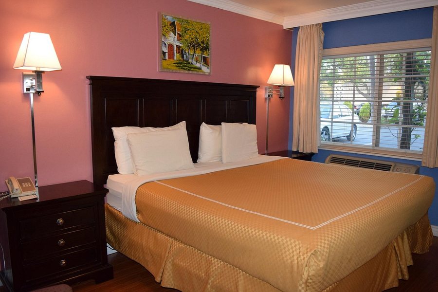 Rose Garden Inn — Guest room