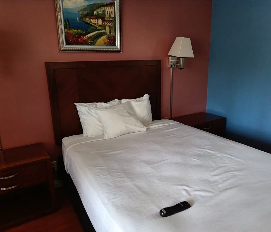 Rose Garden Inn — Guest room