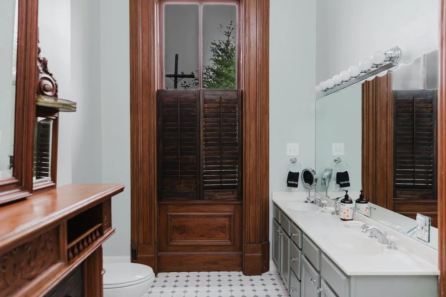 Rose Manor Bed and Breakfast — Bathroom