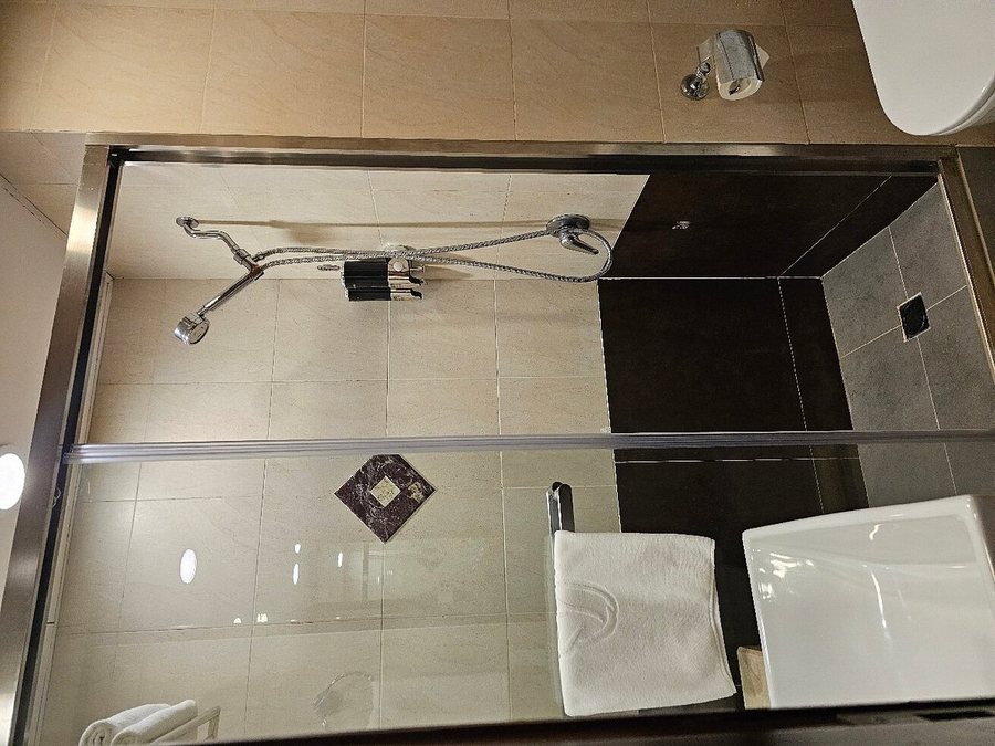 Rosedale Hotel Hong Kong — Bathroom