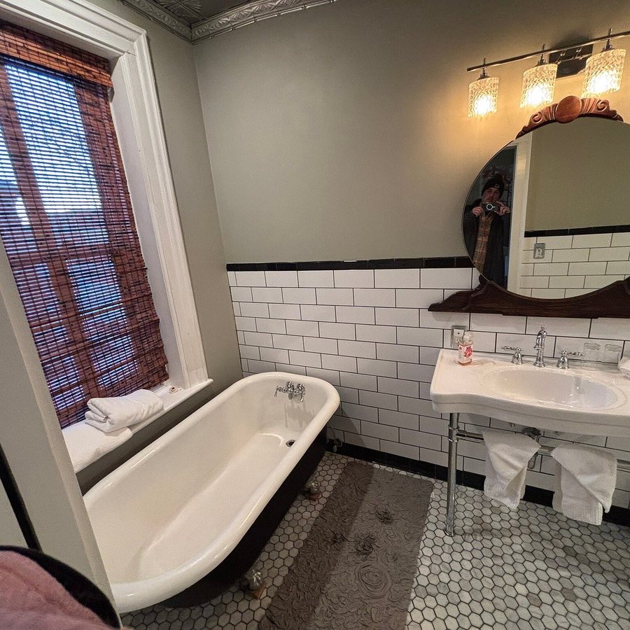 Rosemont Inn Bed Breakfast — Bathroom