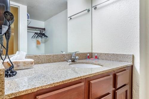 Rosevine Inn Bed Breakfast and Extended Stay Lodging — Bathroom