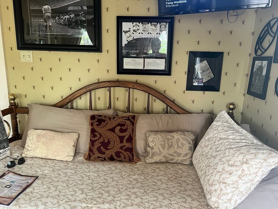 Rosevine Inn Bed Breakfast and Extended Stay Lodging — Guest room