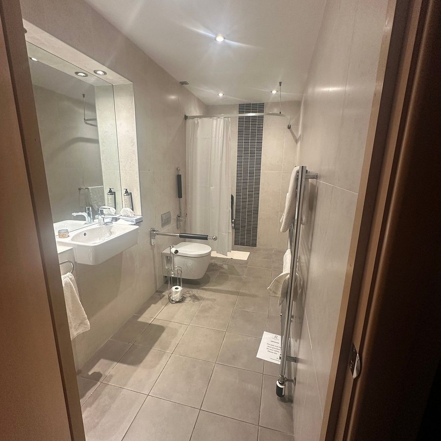 Ross Hotel — Bathroom