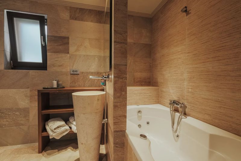 Rouista Tzoumerka Resort — Bathroom