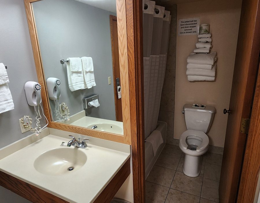 Round Barn Farm — Bathroom