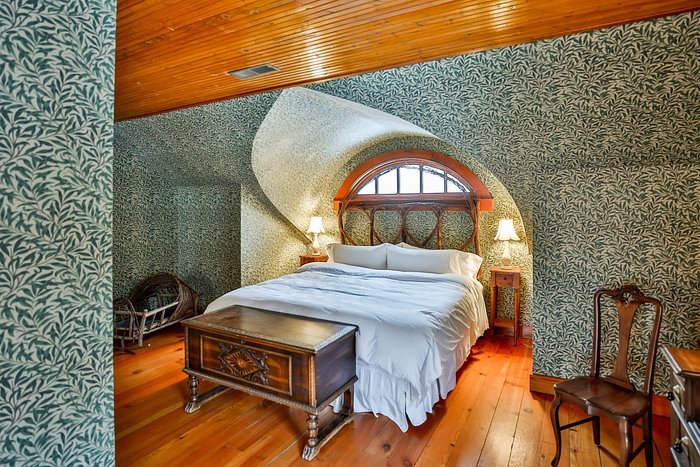 Round Barn Farm — Guest room