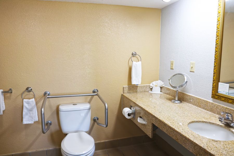 Route 66 Barstow Hotel — Bathroom