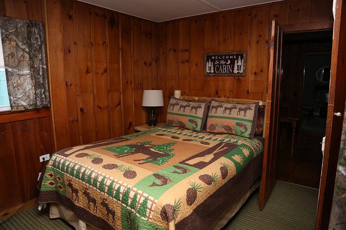 Rowe s Adirondack Cabins of Schroon Lake — Guest room