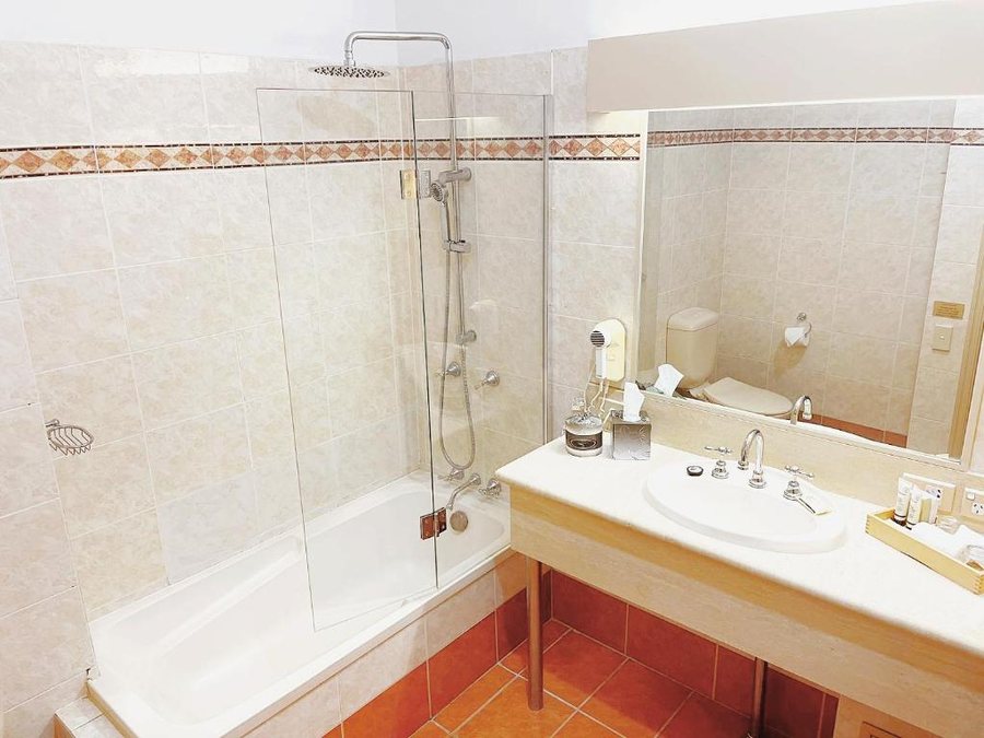 Royal Albert Hotel — Bathroom