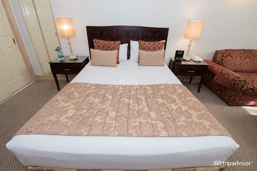 Royal Albert Hotel — Guest room