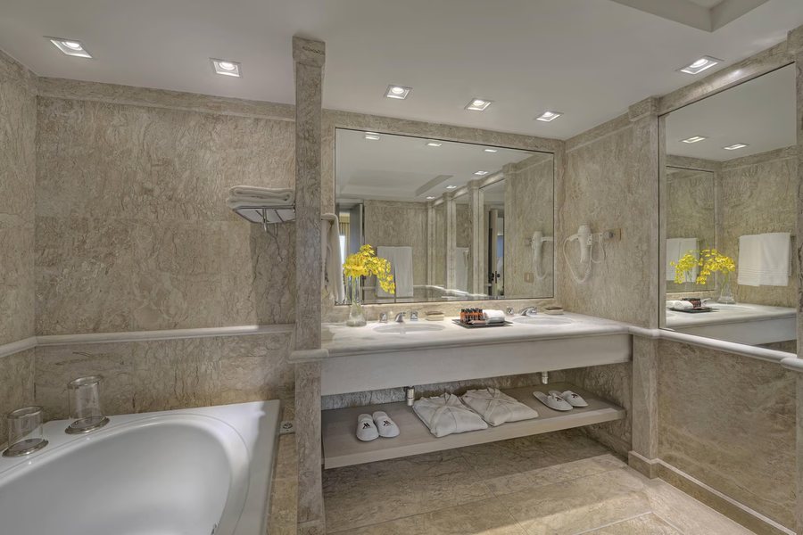 Royal Collection Paulista — Bathroom