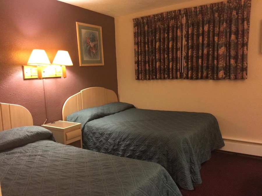 Royal Court Motel — Guest room